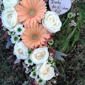 Blumengesteck mit weißen Rosen und lachsfarbenen Gerbera